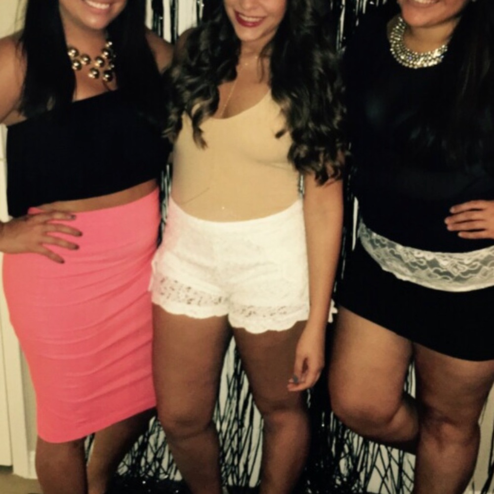 Off-White Scallop Lace Shorts - Picture 4 of 4